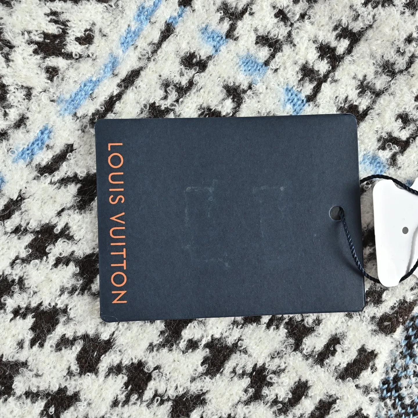 Louis Vuitton/ V